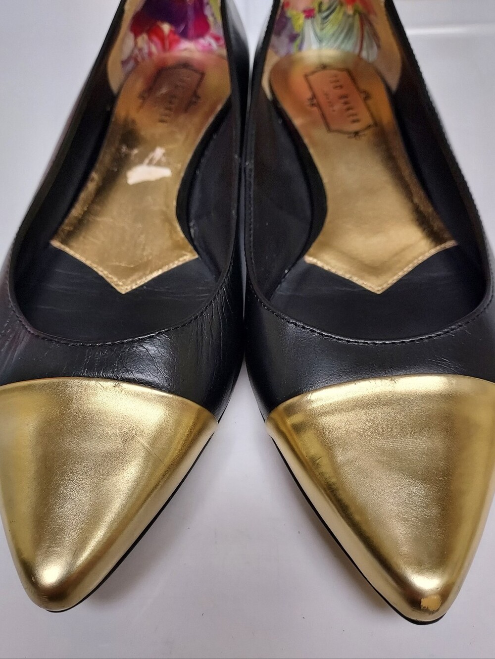 🖤 Ted Baker London Black and Gold Leather Flats Size US 7.5 - Picture 3 of 4